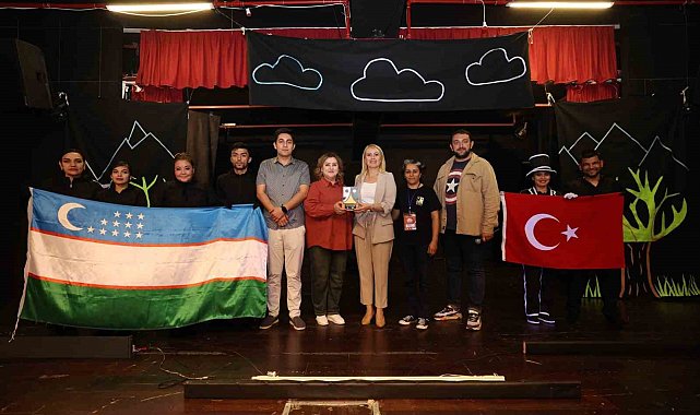 Merkezefendi'nin dört bir noktasında tiyatro oyunları sahnelenmeye devam ediyor