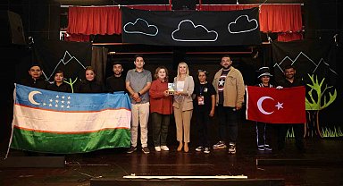 Merkezefendi'nin dört bir noktasında tiyatro oyunları sahnelenmeye devam ediyor