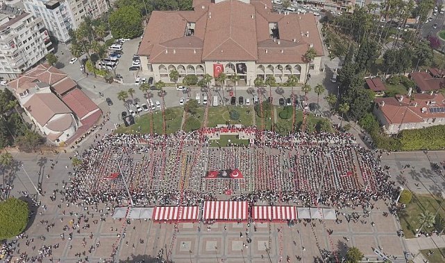 Mersin'de 1923 öğrenci halk oyunları gösterisi sundu