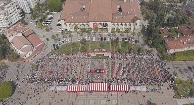 Mersin'de 1923 öğrenci halk oyunları gösterisi sundu