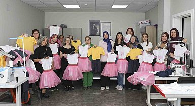 Mersin'de 23 Nisan'da çocukların kıyafeti belediyeden