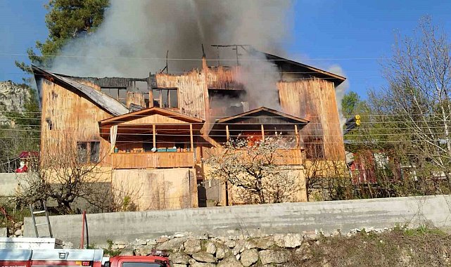 Mersin'de 3 katlı evde yangın