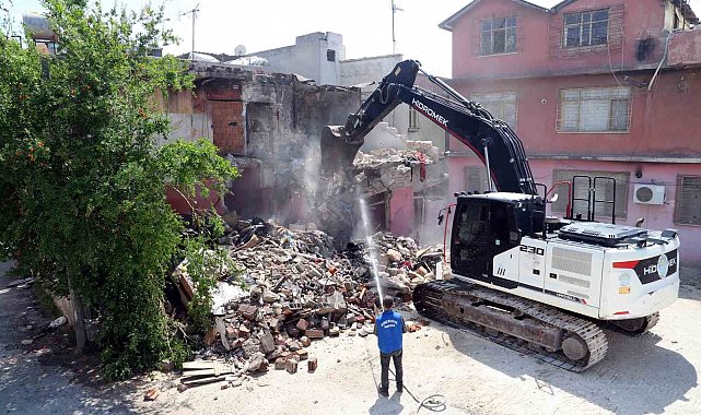 Mersin'de can güvenliğini tehdit eden metruk yapılar yıkılıyor