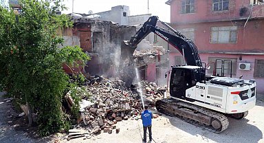 Mersin'de can güvenliğini tehdit eden metruk yapılar yıkılıyor
