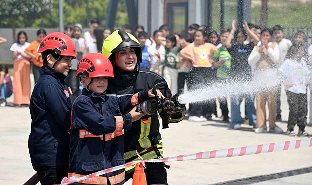 Mersin'de çocuklar bir günlüğüne itfaiyeci oldu