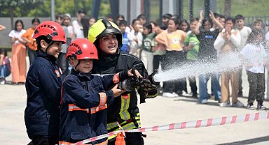 Mersin'de çocuklar bir günlüğüne itfaiyeci oldu