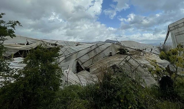 Mersin'de fırtına etkili oldu, seralar zarar gördü