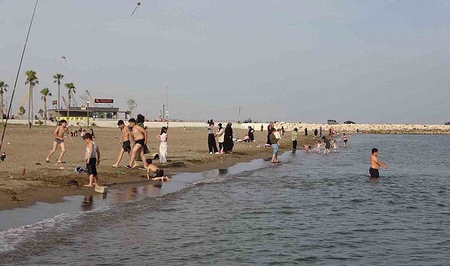 Mersin'de havalar ısınınca sahiller hareketlendi