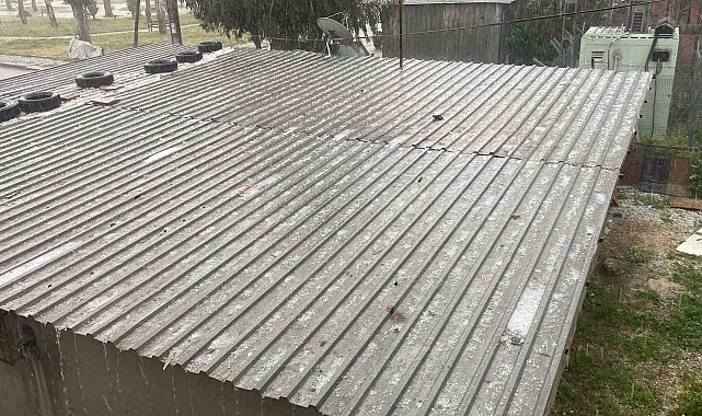 Mersin'de kuvvetli yağış hayatı olumsuz etkiledi