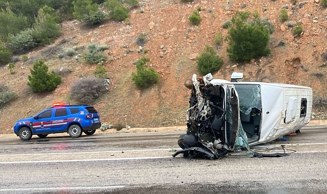Mersin'de servis minibüsü devrildi: 10 yaralı