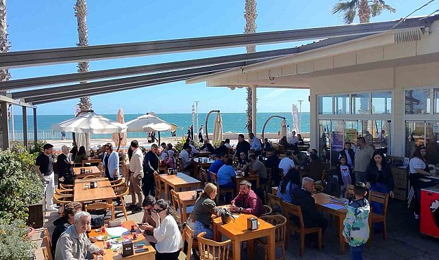 Mersinliler bayramda belediyenin kafelerine akın etti