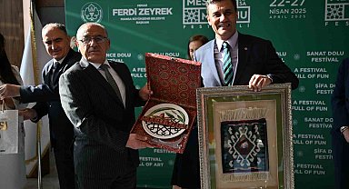 Mesir Festivali'nde hediyeler ve gönüller buluştu