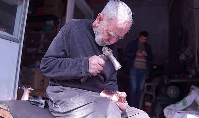 Mesleğinin son ustalarından: Durmuş Dede 60 yıldır bakırı sanata dönüştürüyor