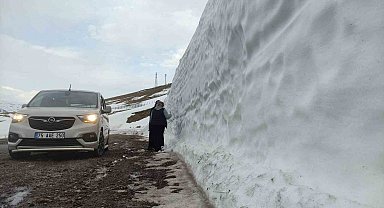 Metrelerce yükseklikteki şaşırtan kar kütlesi