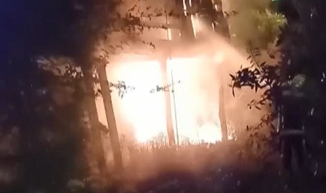 Metruk evde çıkan yangında alevler geceyi aydınlattı