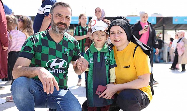 Meydanda çifte kutlama