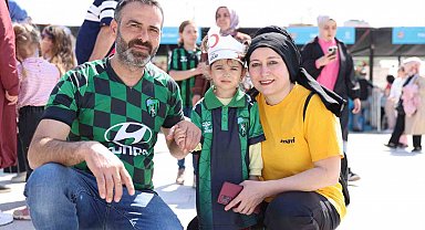 Meydanda çifte kutlama