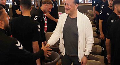 Milletvekili Hatipoğlu, Eskişehirspor oyuncularıyla bir araya geldi