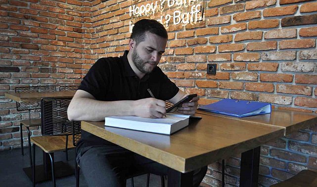 Milyonlarca borcu olan işletme sahibi içerisinde bulunduğu durumu mizaha vurdu