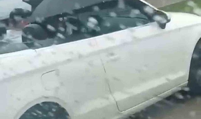 Milyonluk arabada ıslanmamak için şemsiye açtı