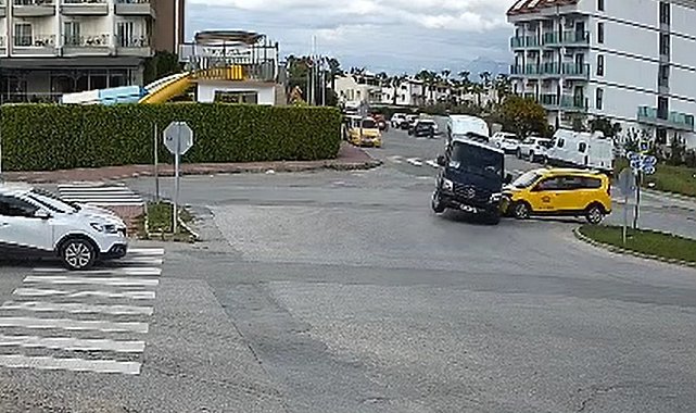 Minibüs ile ticari taksi kavşakta çarpıştı: 2'si turist 3 yaralı