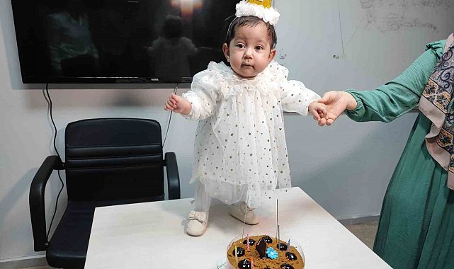 Minik Asel 1'inci yaşını hastanede kutladı