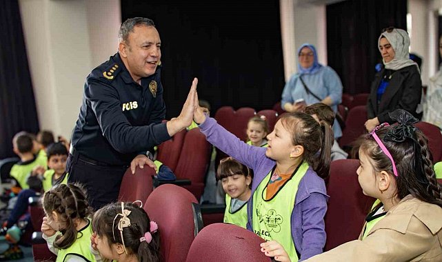 Minik öğrenciler polis teşkilatı hakkında bilgi aldı