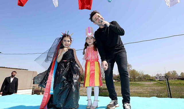 Minik öğrencilerden geri dönüşümden defilesi