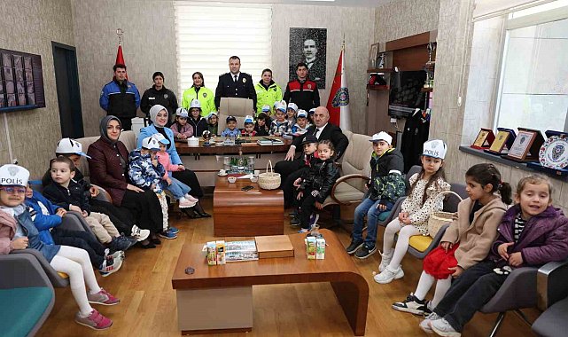 Minik öğrencilerden polislere sürpriz