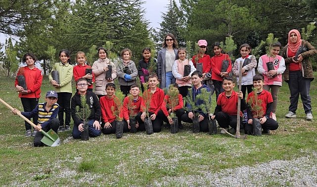 Minik öğrencileri fidanları toprakla buluşturdu