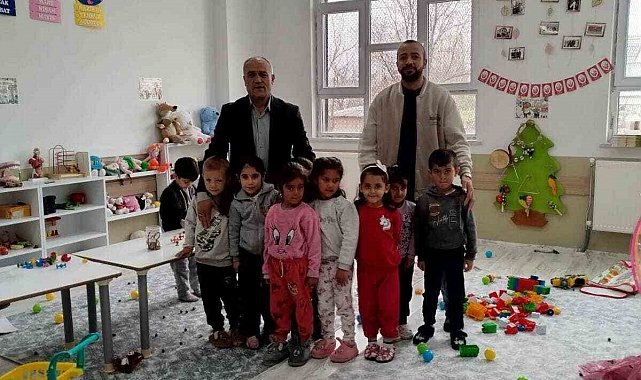 Minik öğrencilerle bir araya geldi