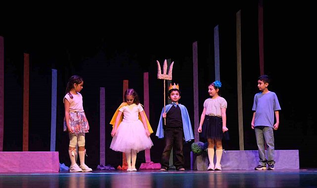 Minik tiyatrocular 23 Nisan coşkusunu sahneye taşıdılar