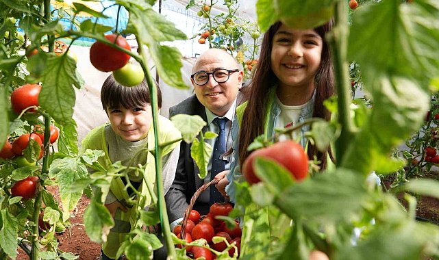 Minikler 'Çocuk Serası'nda yetiştirdikleri ürünleri hasat etti