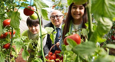 Minikler 'Çocuk Serası'nda yetiştirdikleri ürünleri hasat etti