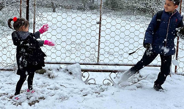 Minikler nisan ayında kar yağışının keyfini çıkardı