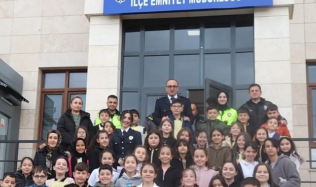 Minikler Polis Haftasını çiçeklerle kutladı