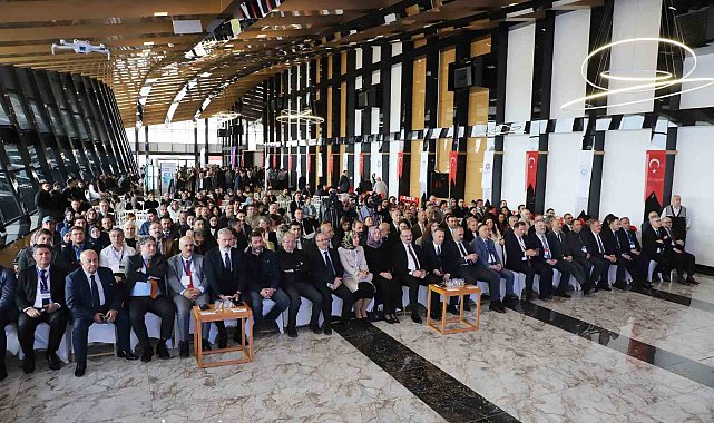 Moderatörlüğünü Rektör Hacımüftüoğlu'nun yaptığı "Kariyer yolculuğu söyleşisi" düzenlendi