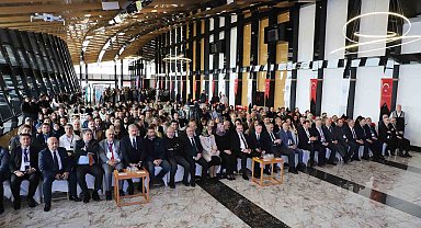 Moderatörlüğünü Rektör Hacımüftüoğlu'nun yaptığı "Kariyer yolculuğu söyleşisi" düzenlendi