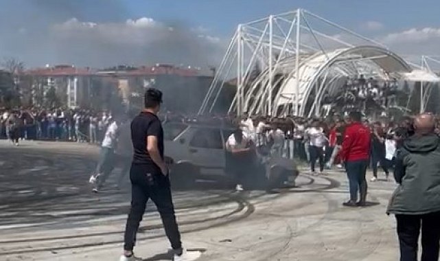 Modifiye festivalinde drift atan Tofaş alev aldı, sürücünün müdahalesiyle söndürüldü