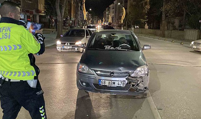 Motosiklet otomobile, hafif ticari araç da motosiklete çarptı: 1 yaralı