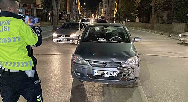 Motosiklet otomobile, hafif ticari araç da motosiklete çarptı: 1 yaralı