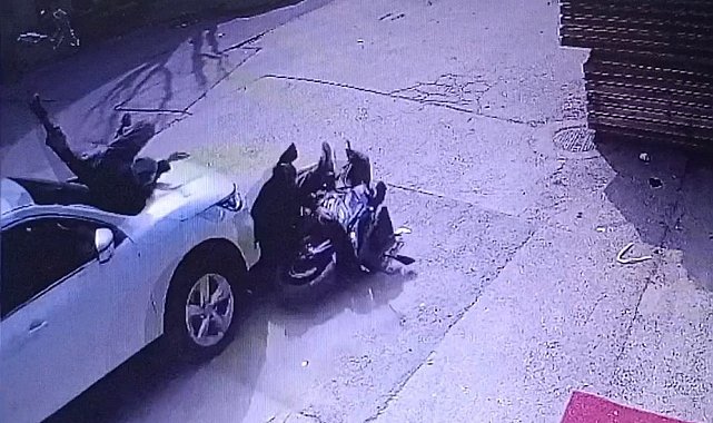 Motosiklet sürücüsünün yaralandığı kaza kamerada