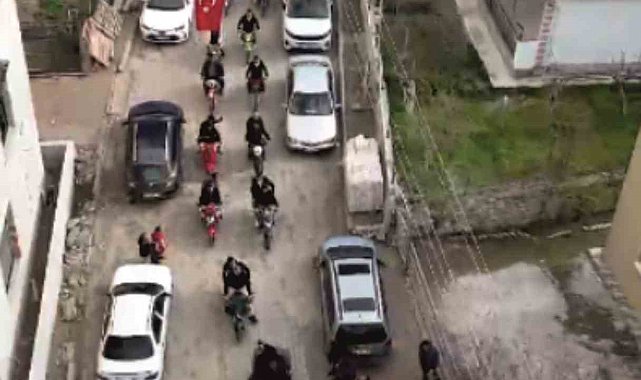 Motosiklet tutkununun düğün konvoyu görenleri gülümsetti