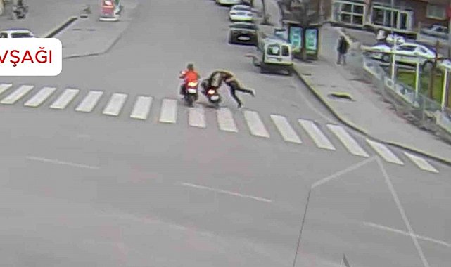 Motosiklet yayaya, ticari taksi elektrikli skutere çarptı: Kaza anları kamerada