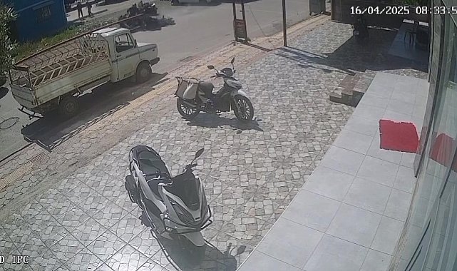 Motosiklete binmek isterlerken motosiklet çarptı: 3 kişinin yaralandığı kaza kamerada