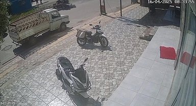 Motosiklete binmek isterlerken motosiklet çarptı: 3 kişinin yaralandığı kaza kamerada