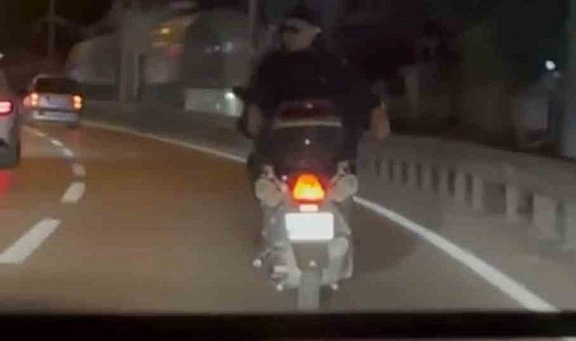 Motosiklete ters bindi, tehlikeli anlar kamerada