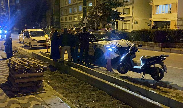 Motosikleti ile 2 aracın arasına girmeye çalışırken yaralandı