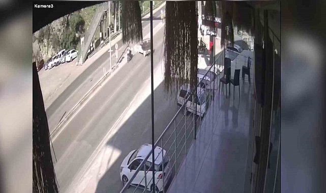 Motosikletin hafif ticari araca ok gibi saplandığı kaza kamerada