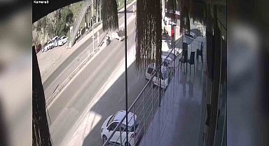 Motosikletin hafif ticari araca ok gibi saplandığı kaza kamerada